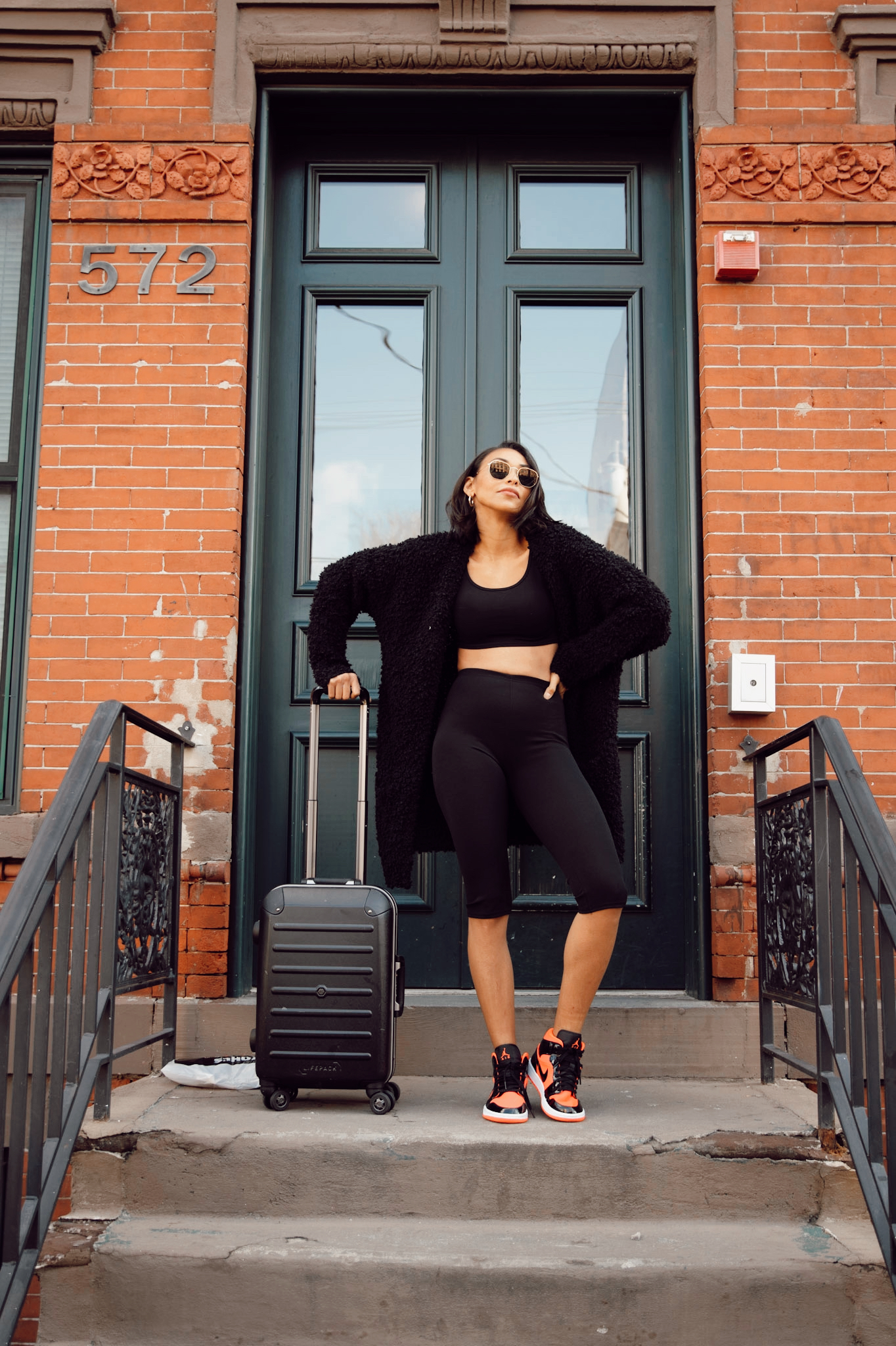 Go On Vacation In The Best Go-To Travel Outfit - Love Fashion